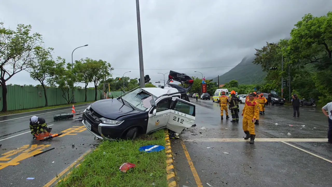 警车撞分隔岛严重车祸。民众提供