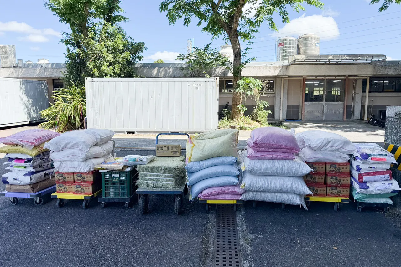 木柵忠順廟於園內舉辦中元普度法會,現場8個推車上擺滿祭品。台北市立動物園提供