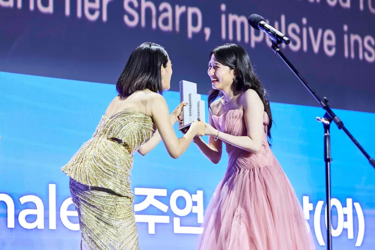 去年拿下影后的林依晨，頒獎給今年的影后朴恩斌。周子娛樂提供