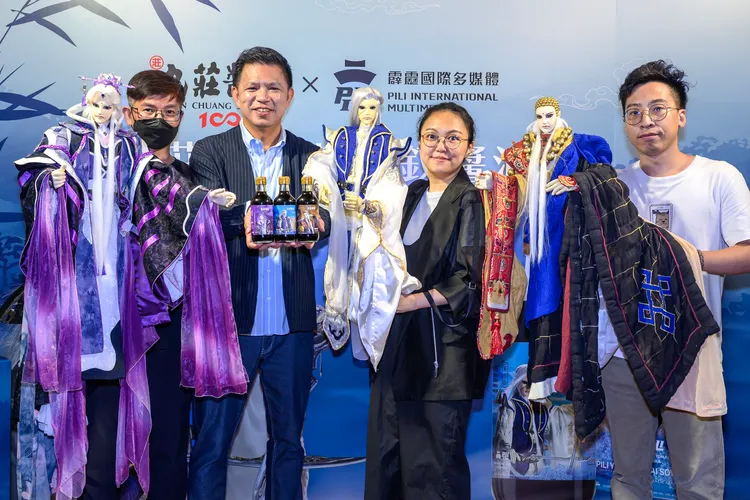 丸莊醬油×霹靂布袋戲 正道三台柱跨界合作 ，打造飲食文化與台灣IP文創完美結合傳奇，丸莊醬油副總經理莊偉中(左二) 、霹靂國際多媒體品牌總監黃政嘉 (左三) 共同出席新品發表記者會。丸莊醬油提供