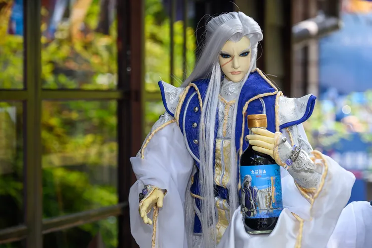 「丸莊霹靂葉小釵醬油」歷經180天古法手工純釀出黑豆醬油，並與純黃豆全豆純釀的黃豆醬油，以黃金比例結合，每款醬油的瓶身及外盒包裝設計皆以葉小釵人物形象為主，獨一無二的標誌性視覺緊緊抓住大眾目光。丸莊醬油提供