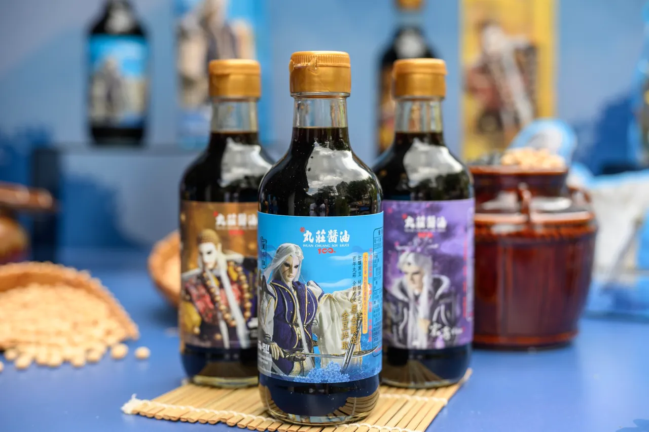 「丸莊醬油」X「霹靂布袋戲」聯袂合作,三款布袋戲英雄醬油,飲食文化與台灣IP文創完美結合。丸莊醬油提供