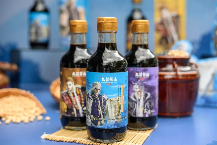 「丸莊醬油」X「霹靂布袋戲」聯袂合作，三款布袋戲英雄醬油，飲食文化與台灣IP文創完美結合。丸莊醬油提供