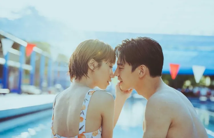 Lulu和林柏宏在影集裡有浪漫的泳池旁吻戲。資料照、Netflix提供