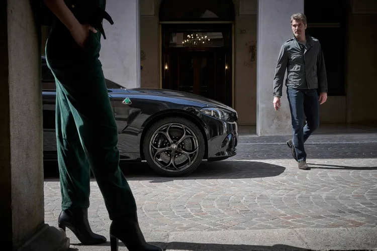 Giulia Quadrifoglio搭載源自Ferrari技術的2.9升V6雙渦輪增壓汽油引擎，可輸出520hp最大馬力與600Nm峰值扭力。業者提供