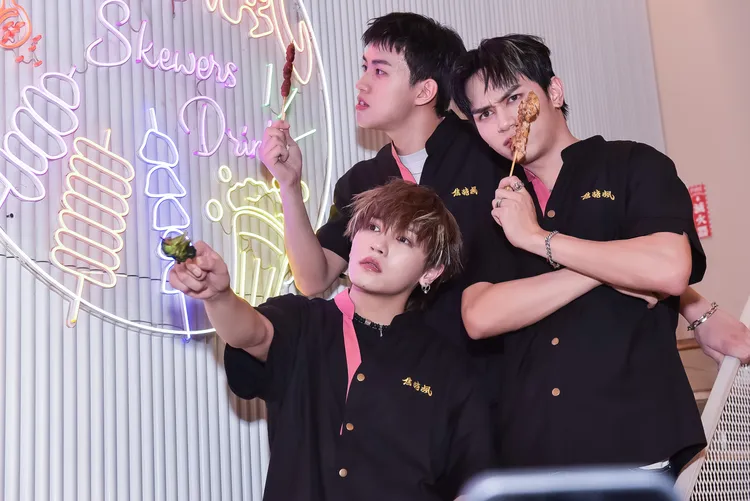 Saturnday三帥為串燒品牌擔任一日店長，吸引眾多粉絲追星。焦糖楓提供