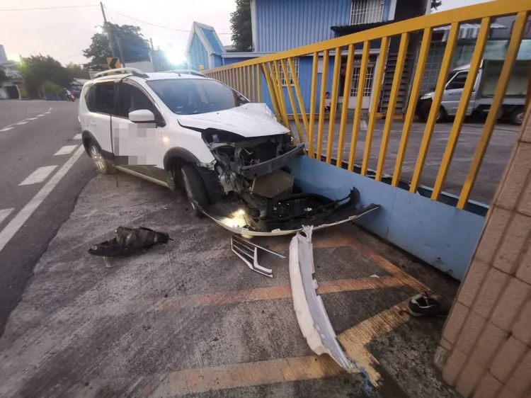 蔣男車頭受損嚴重，卡在工廠大門邊，他酒測值高達1.17毫克，酒駕上路釀禍。翻攝照片
