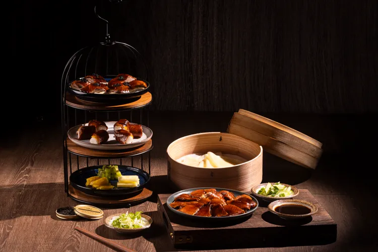 澄澄全日餐廳「秋澄鴨香六重饗宴」以一鴨六吃呈現澎湃滋味，從義大利魚子醬、酥脆櫻桃鴨壽司到三款清爽水果，層層堆疊驚喜口感。業者提供