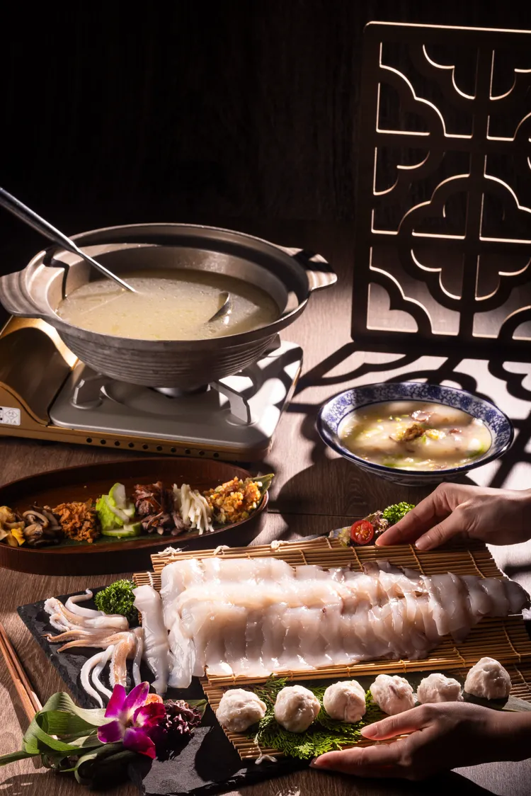 澄澄全日餐廳「砲管雙饗鍋」以澎湖巨型砲管入饌，結合「先涮後煮粥」的老香港吃法，由桌邊服務收尾成溫潤粥品，濃縮精華湯底。業者提供