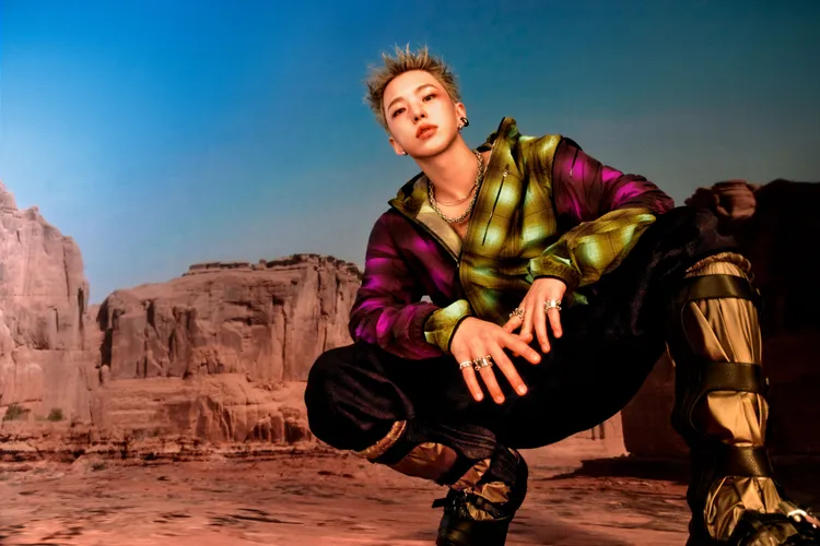 將紫色與綠色格紋的Zephyr風衣夾克進行疊穿，造型相當有層次感。品牌提供