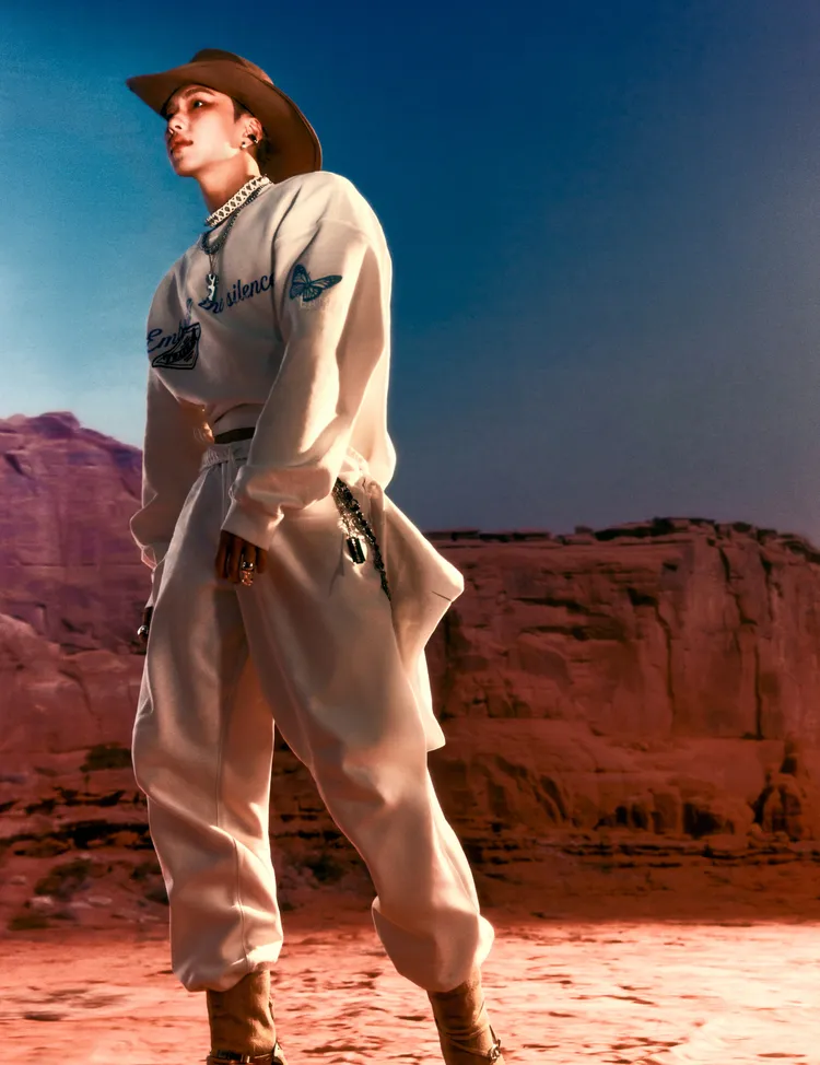 Hoshi置身於廣闊的山岳景色，呼應「探索型時尚」風格。品牌提供