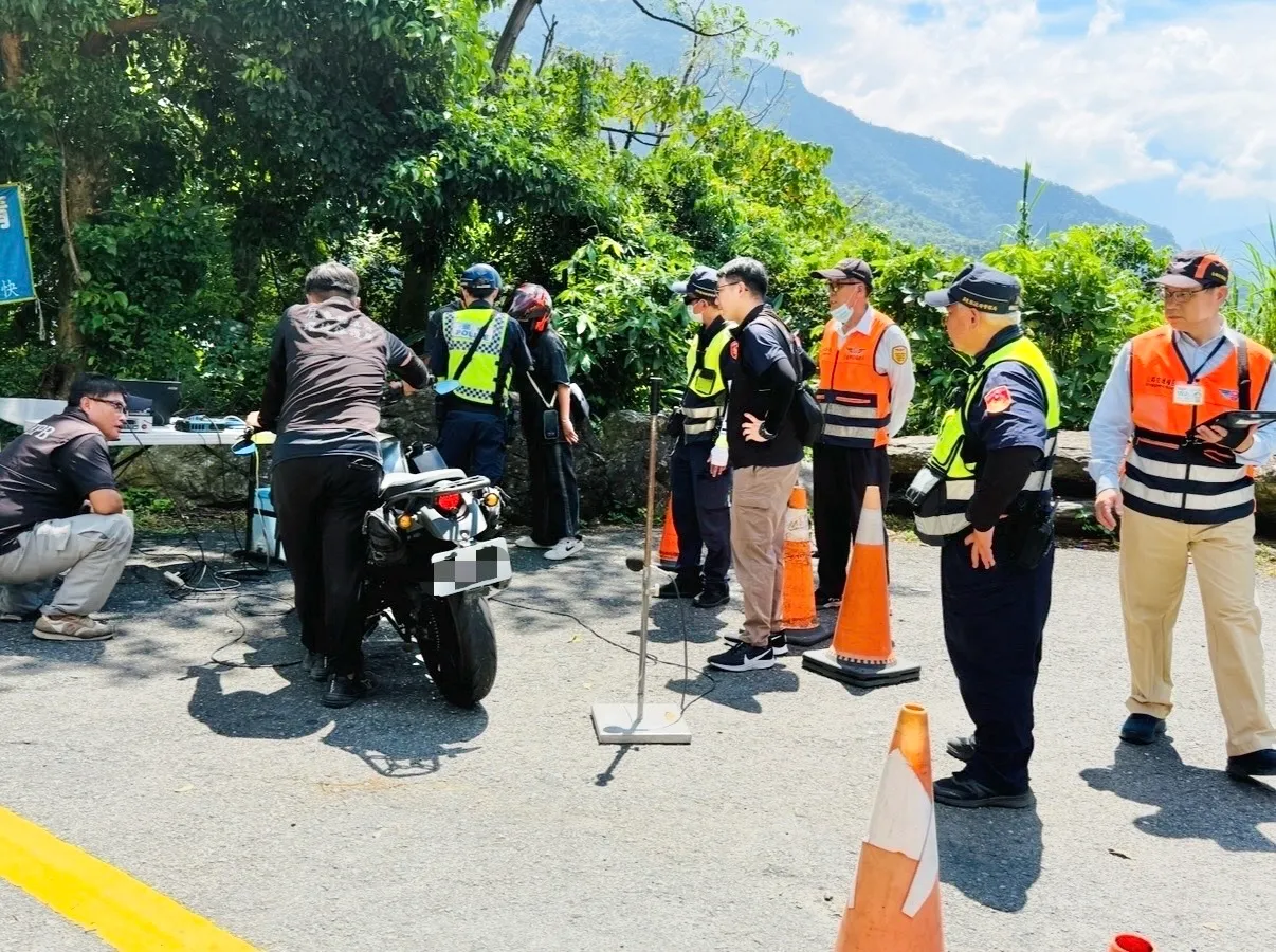 为提升交通安全,屏东县警局联合稽查台24线,1天就查获21件违规。翻摄画面