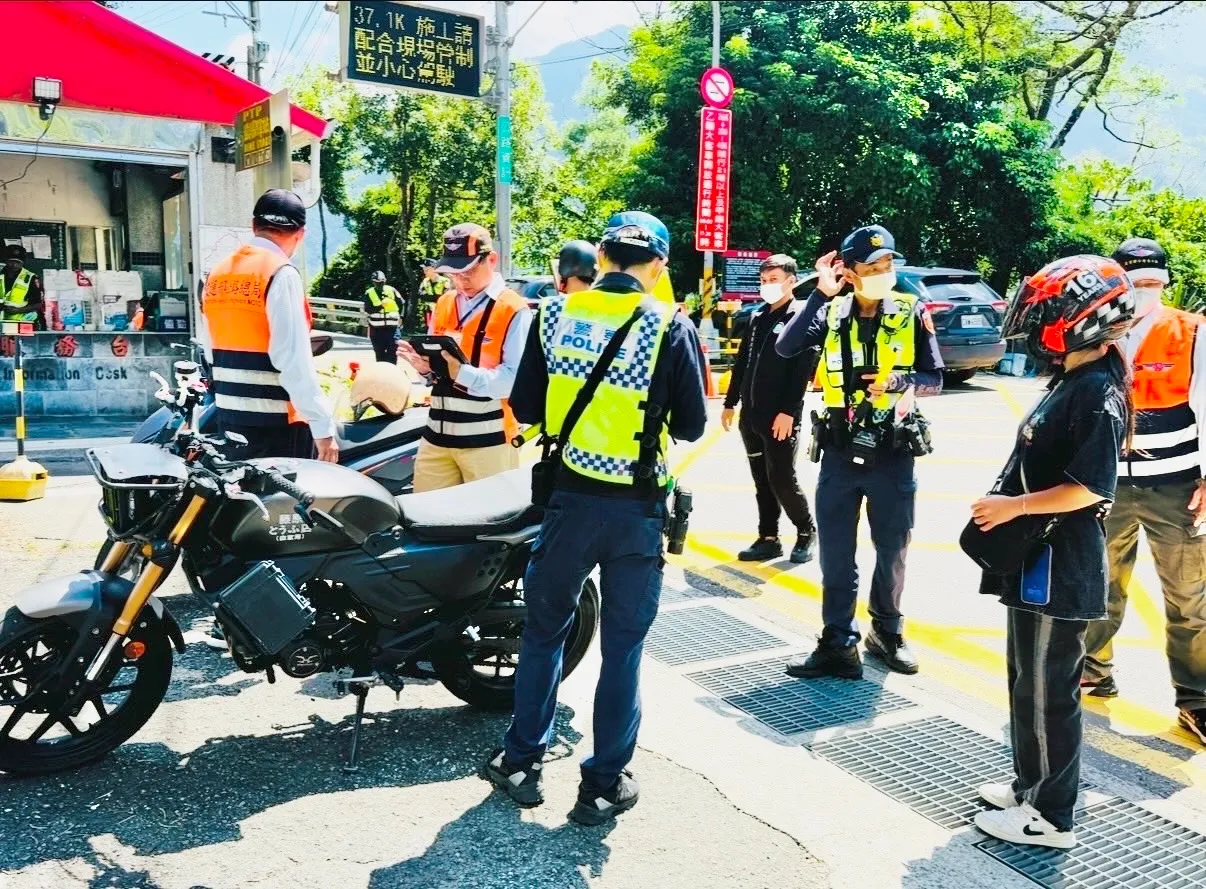 为提升交通安全,屏东县警局联合稽查台24线,1天就查获21件违规。翻摄画面