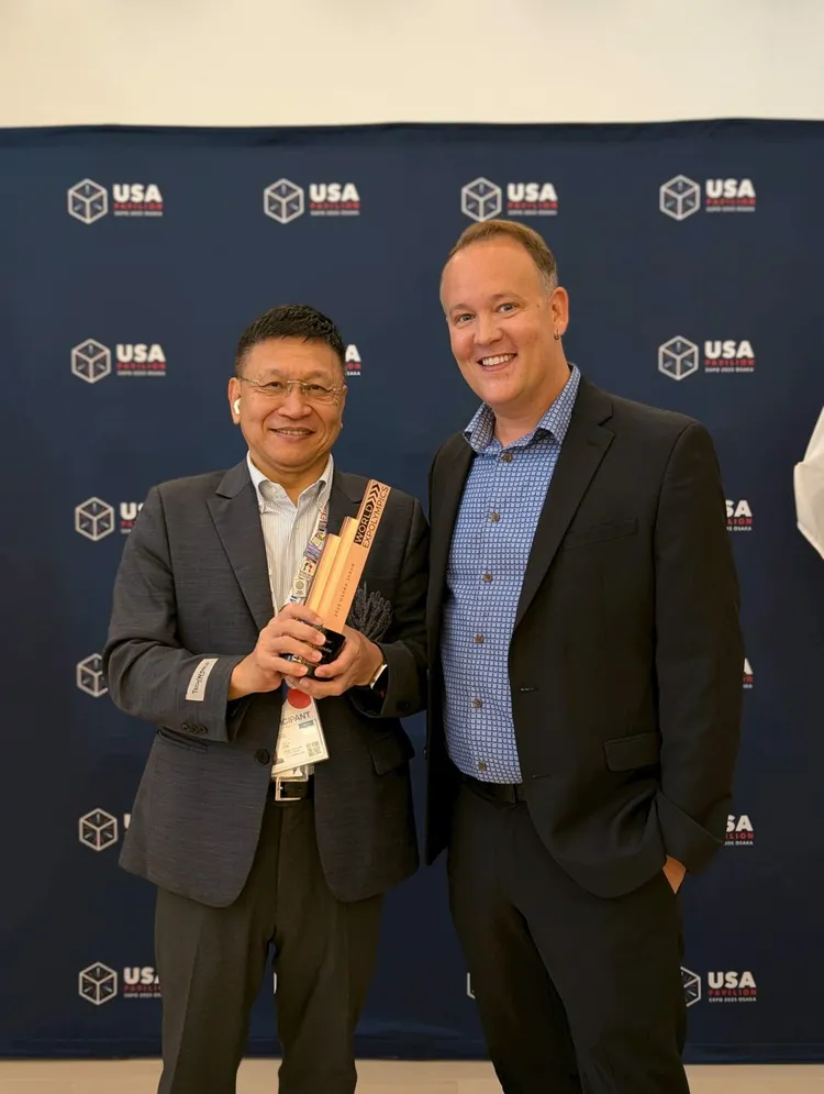 TECH WORLD館長邱揮立(左)代表受獎，與TEDA執行總監Mr.Travis Staton(右)合影。貿協提供