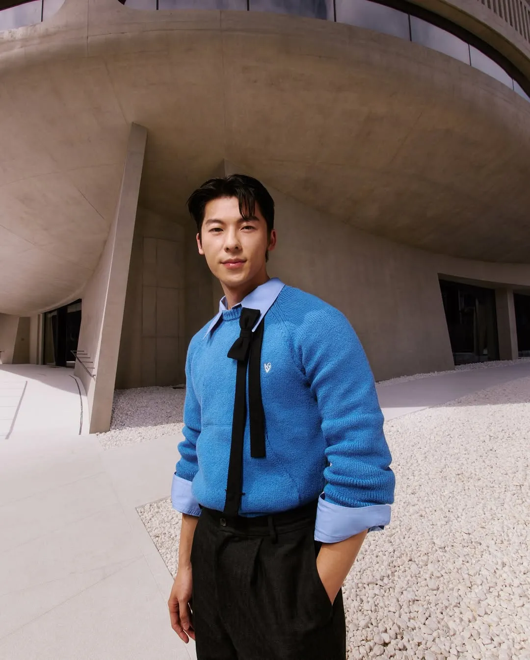 许光汉以蓝毛衣、黑色西装裤现身首尔。翻摄GENTLE MONSTER IG