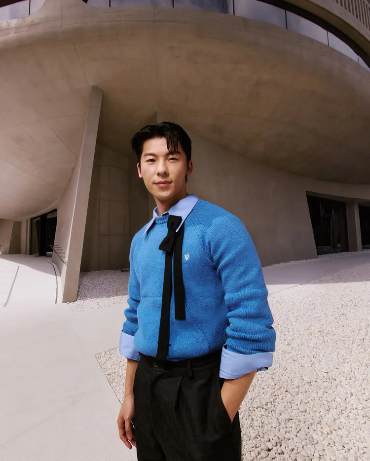 許光漢以藍毛衣、黑色西裝褲現身首爾。翻攝GENTLE MONSTER IG