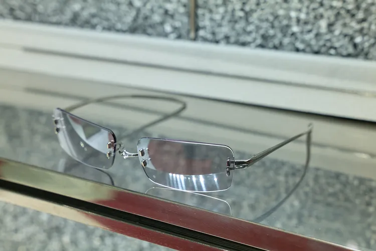 許光漢配戴的BOLD系列Paranoyd 02以無框設計搭配長方形鏡片，更添知性氣息。品牌提供