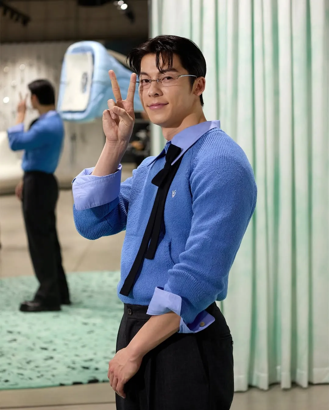 许光汉俏皮对著镜头比YA。翻摄GENTLE MONSTER IG