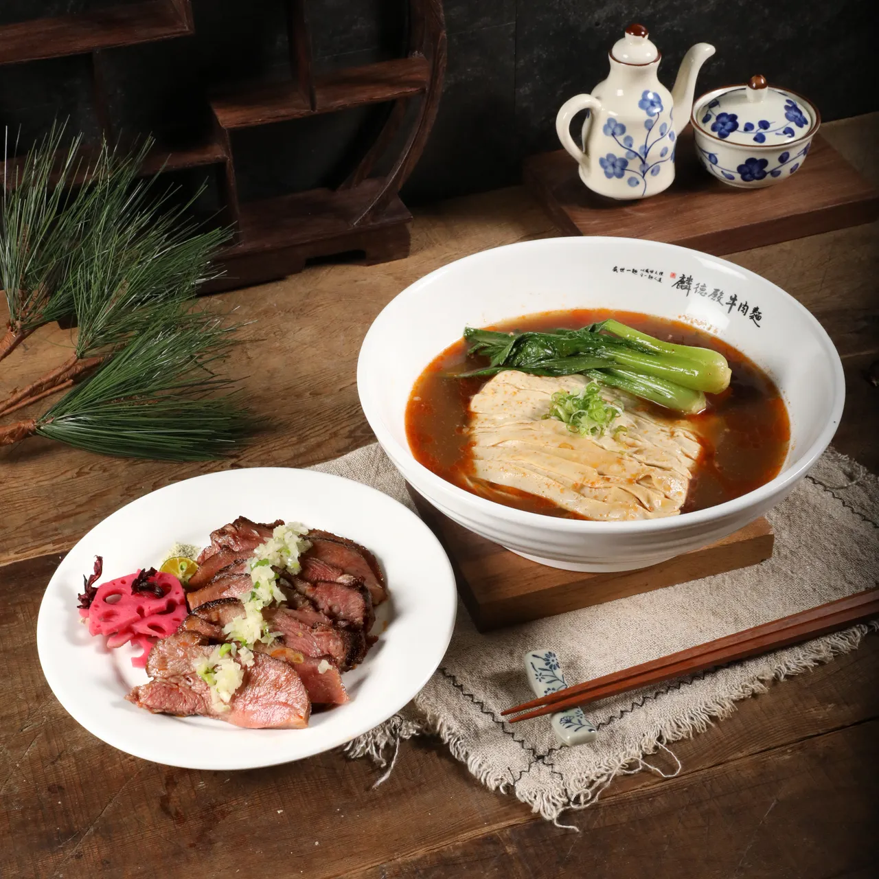 「炙烤厚切牛舌麵」,嚴選上等牛舌,經過低溫熟成後厚切備料,保留牛舌獨特的彈嫩口感。職人以直火高溫快烤,瞬間鎖住肉汁,表面微焦、內裡鮮嫩,散發誘人香氣。業者提供
