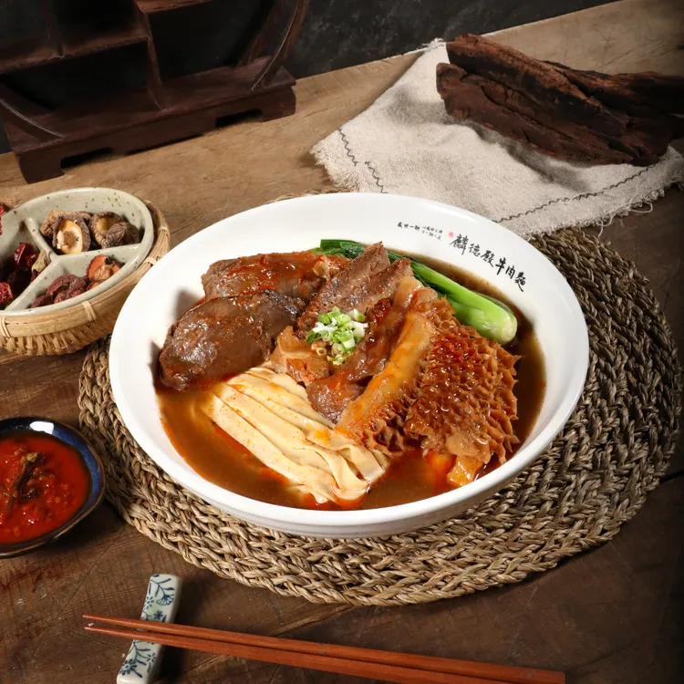 「牛三寶麵」嚴選牛腱、牛肚、牛筋三大部位，紅燒慢火燉煮，軟嫩、爽脆、Q彈一次滿足。濃醇湯頭搭配手工麵條，每一口都是紅燒經典的極致滋味。業者提供