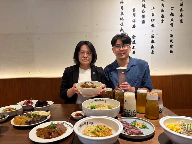 築間餐飲集團推出全新品牌「麟德殿牛肉麵」，跨界攜手南投百年茶廠三億茶行旗下「山倍烘焙專門茶飲店」，共同研發近25款烘焙茶飲。業者提供
