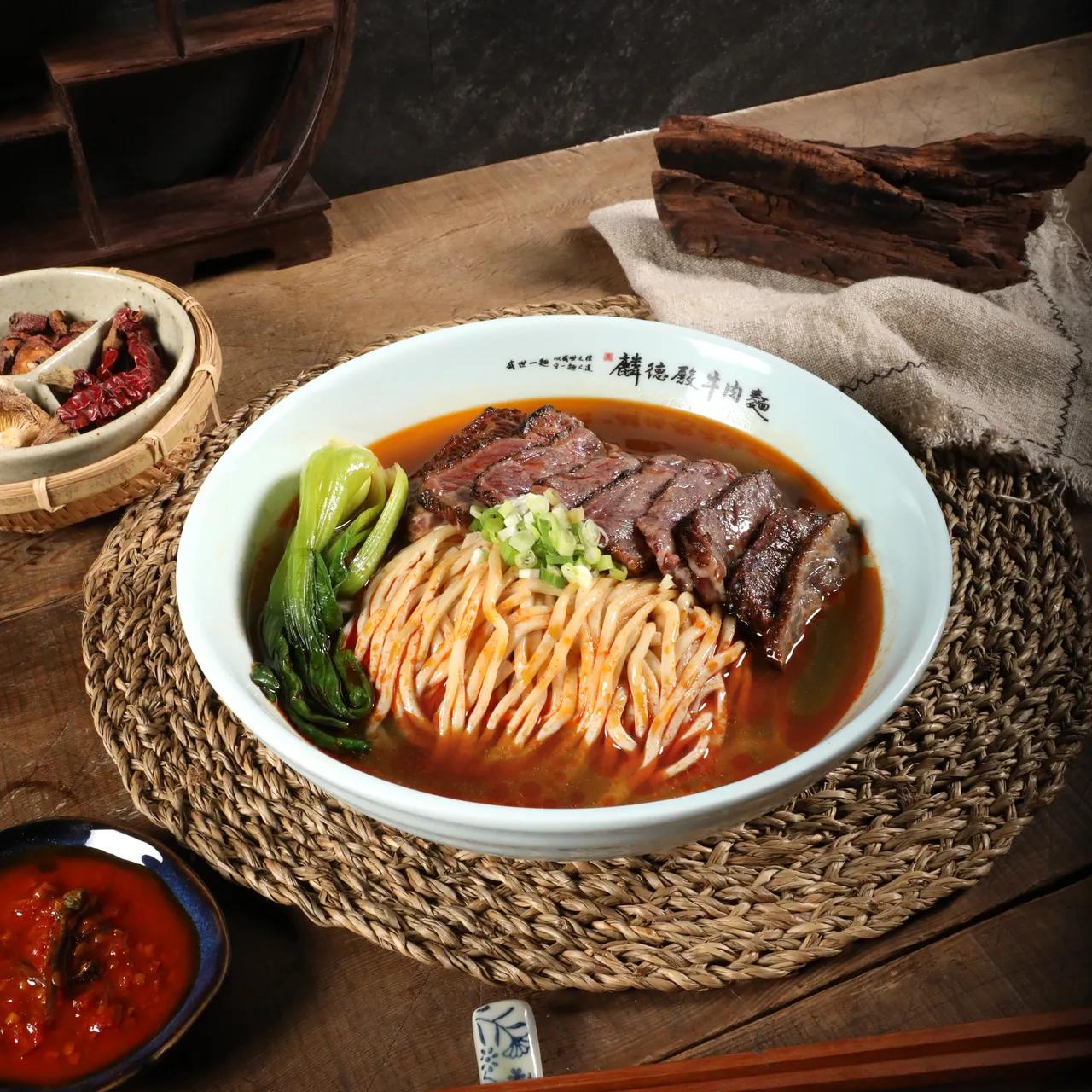 「炙烤熟成羽下牛肉麵」,嚴選熟成羽下牛,直火炙烤鎖汁、香氣四溢,麵條吸附湯韻,成就極致牛肉盛宴。業者提供