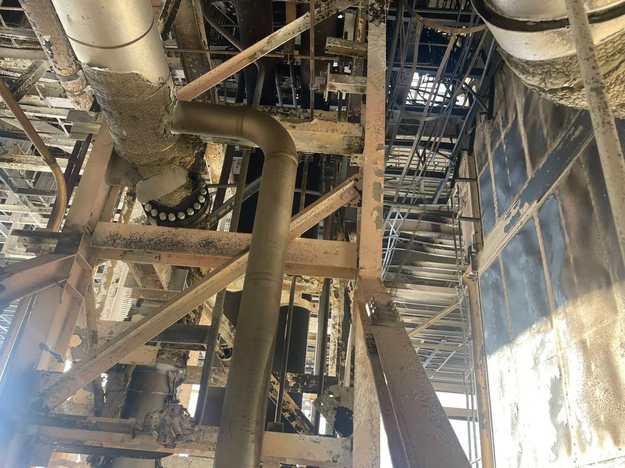 興達電廠燃氣新2號機組發生火災,台電初步研判是法蘭墊片鬆脫,導致天然氣外洩。 台電提供