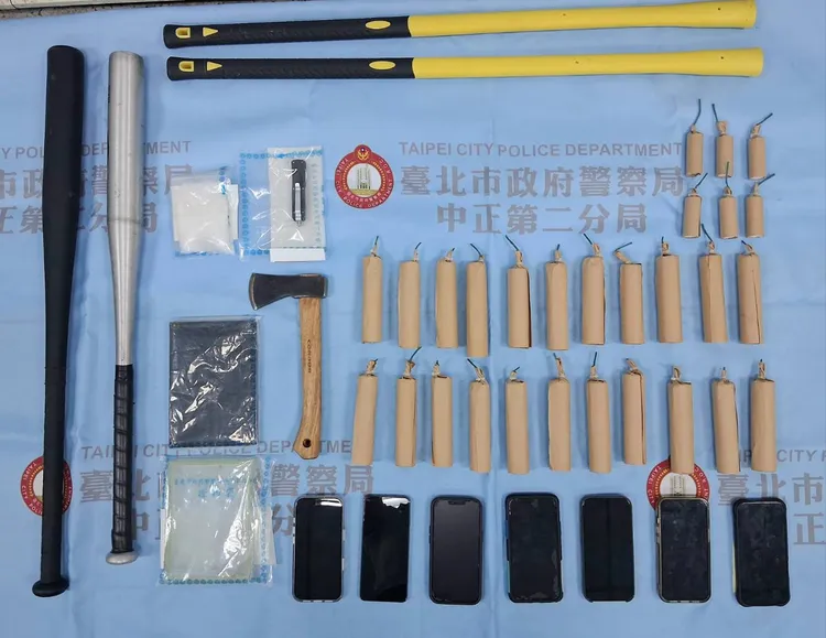 毒窟內發現29具長短粗細不一的土製爆裂物，讓警方為之一驚。翻攝畫面