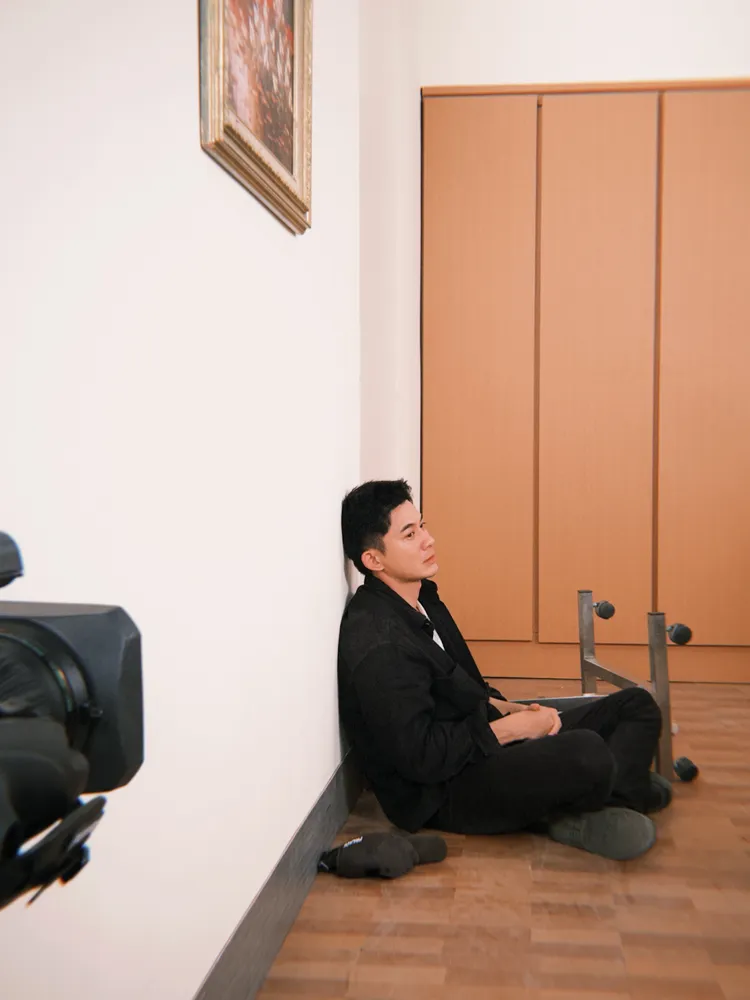 曾子益展現收放自如的演技，喊卡還維持在情緒裡。民視提供