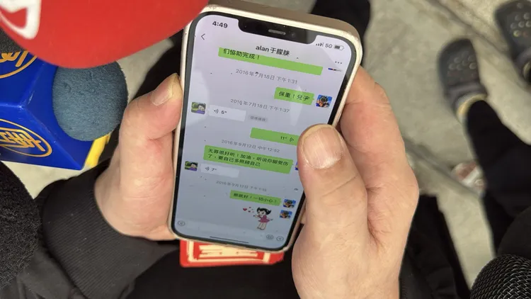 孫德榮秀出于朦朧生前與他的對話。王思穎攝