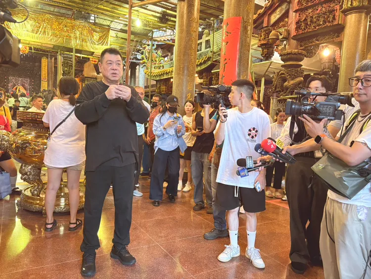 孫德榮替于朦朧伸冤安魂。王思穎攝