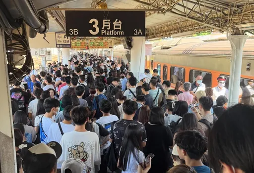 台铁彰化人潮挤爆!为冲台中新光三越复业?官方回应了