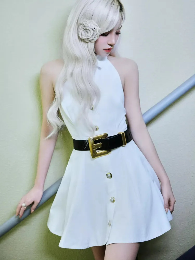 宋雨琦穿著BALMAIN 2025秋冬系列排釦連身洋裝。翻攝宋雨琦微博