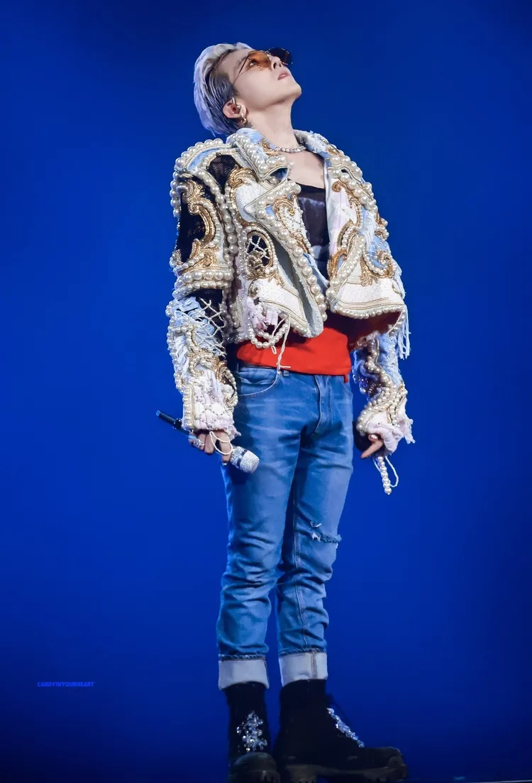 香港演唱會上則又以珍珠拼接短版夾克示範法式華麗風情。翻攝X