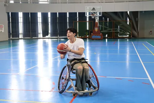 李程彬曾車禍受傷坐輪椅 體驗輪椅籃球太震撼