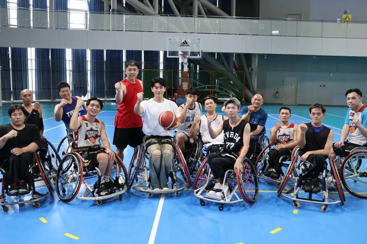 李程彬為中華輪椅籃球代表隊的選手們加油打氣。東旭九翔娛樂提供