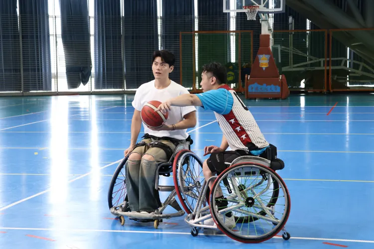 李程彬向代表隊選手請教輪椅籃球的操作方式。東旭九翔娛樂