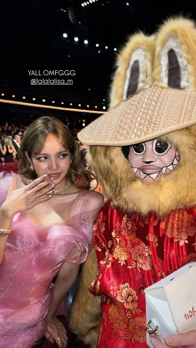 真人Labubu开心找Lisa合照。翻摄Joella IG