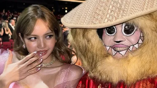 极巨化Labubu突袭艾美奖 Lisa罕见失去表情管理
