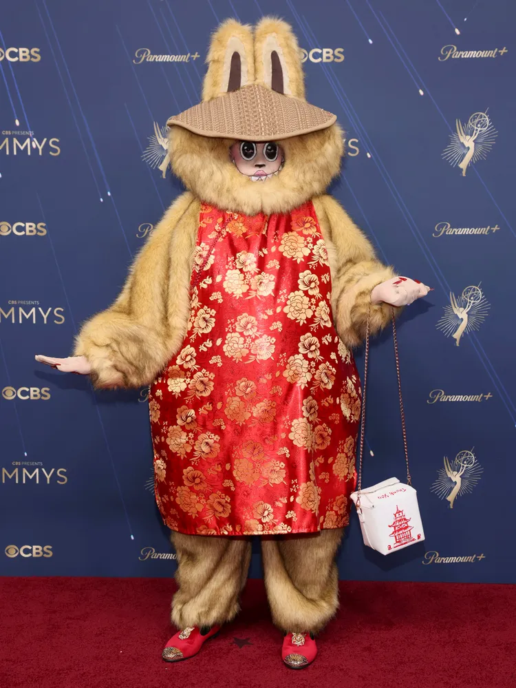 《魯保羅變裝皇后秀》第17季參賽者Joella扮成Labubu。美聯社