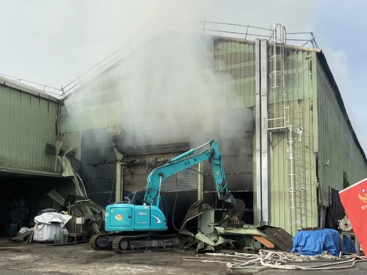 5名員工及時逃出，並無大礙，但整間工廠付之一炬。民眾提供