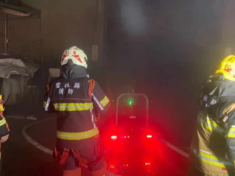 雲林縣消防局出動消防機器人，深入高溫火場滅火。民眾提供