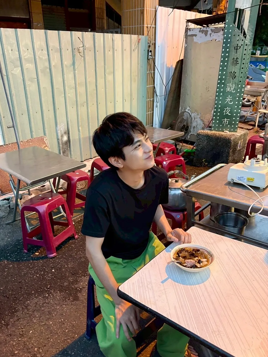 佐藤胜利吃豆花露出微笑。翻摄佐藤胜利IG