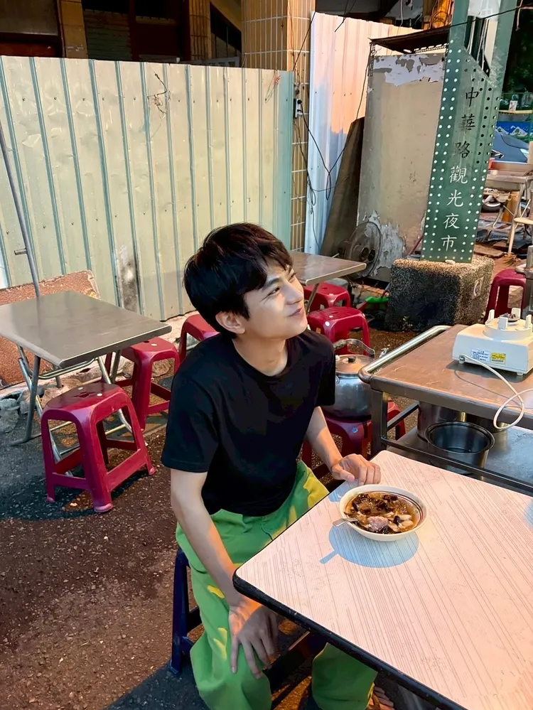 佐藤勝利吃豆花露出微笑。翻攝佐藤勝利IG