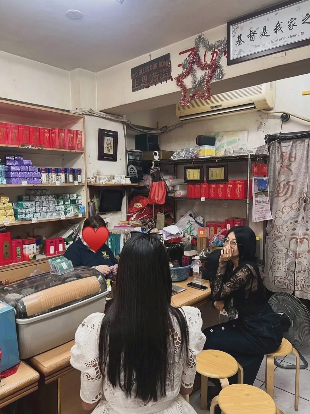 柴崎幸和茶行老板聊天。翻摄柴崎幸IG
