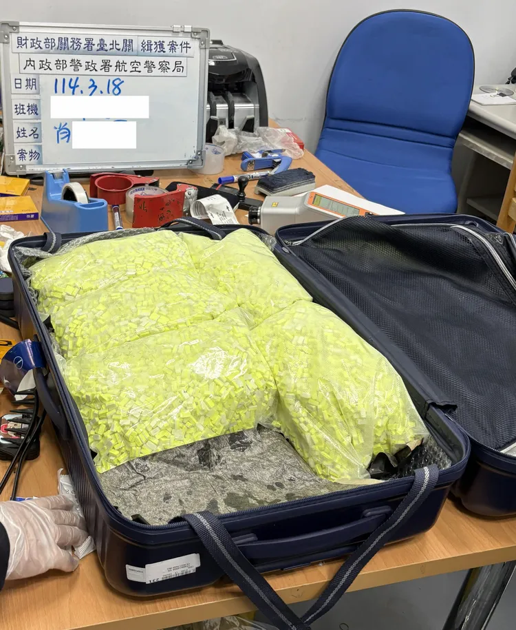 行李夾藏毒品。航警局提供