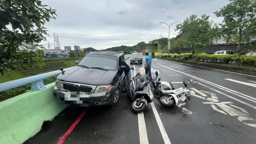 疑煞車失靈停不住!基隆轎車撞翻3機車 驚悚瞬間曝光