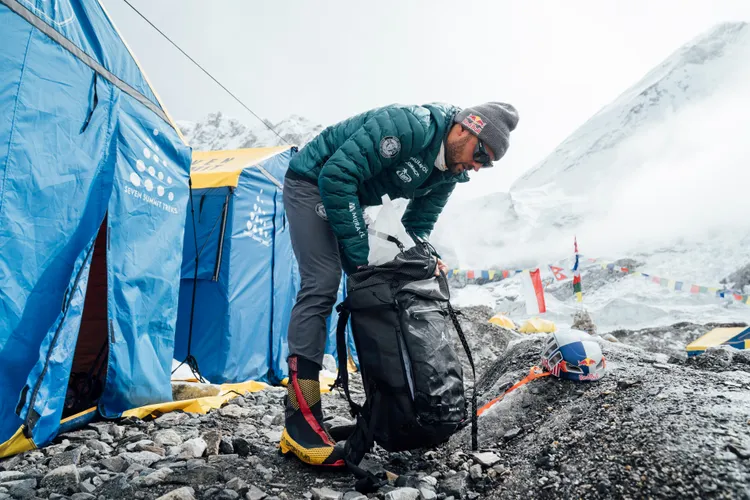 巴吉爾9月2日抵達聖母峰山腳的基地營，為高難度挑戰做準備。路透社