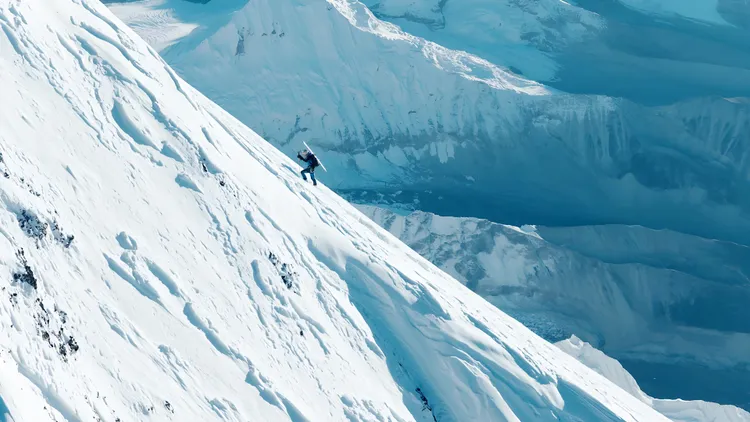 巴吉爾揹著滑雪板攀登上聖母峰頂。路透社