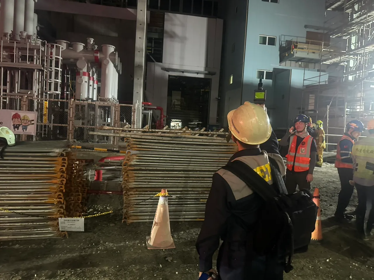 环保局到场监测空气品质。翻摄画面